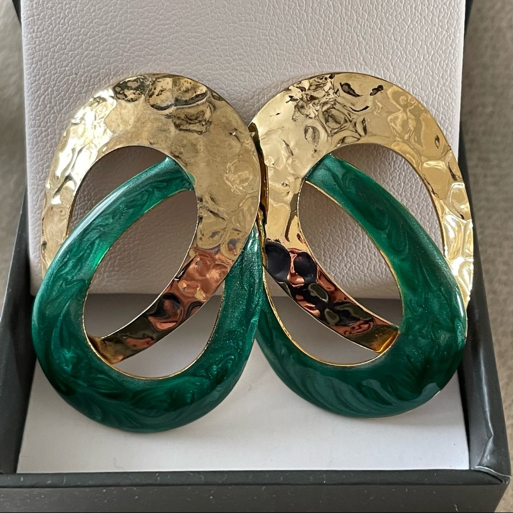 VINTAGE : Gold and Green Enamel Pierced Earrings - Picture 4 of 7